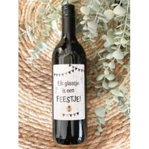 rode wijn opschrift:elk glaasje is een feestje !